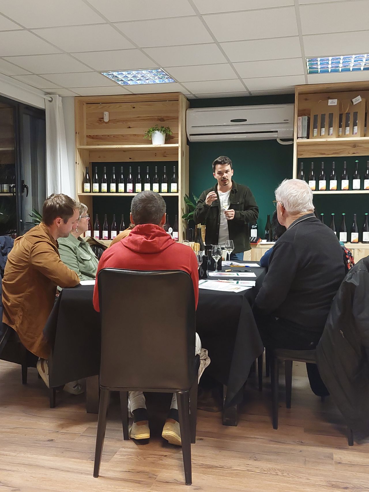 Atelier œnologique. Dégustation de vin produit à la Roche sur Yon en Vendée pour particulier ou entreprise.
